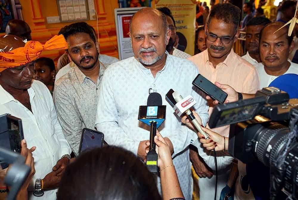 Gobind Singho (tengah) ketika ditemui pemberita selepas merasmikan Sistem Digital Pengurusan Kuil di Arulmigu Sri Maha Mariamman Thirukkovil, Seksyen 23 Shah Alam hari ini. - Foto: Bernama