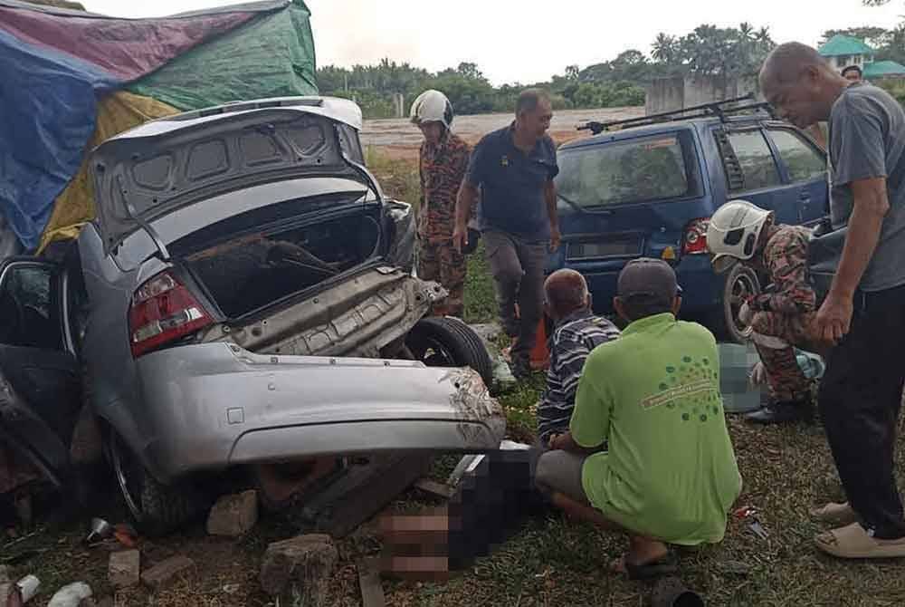 Keadaan kereta yang terlibat kemalangan di sebuah gerai di Jalan Tangga Batu. Foto ihsan polis