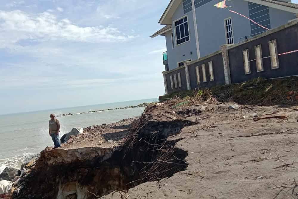 Keadaan kediaman Mohd Yazit di Kampung Tanjung, Batu Rakit, Kuala Nerus yang kembali diancam risiko hakisan.