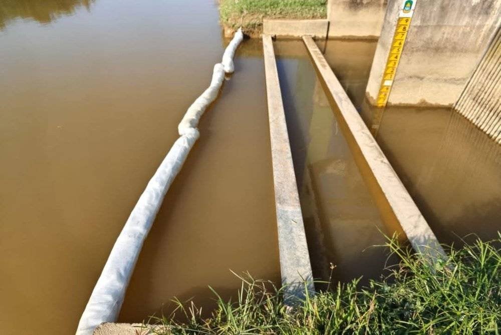 LUAS mengaktifkan Kod Kuning berikutan kejadian tumpahan minyak daripada lori yang terbabit kemalangan di Sungai Bernam, Kampung Serigala, Behrang di sini, pada 1 petang Ahad. Foto Facebook LUAS