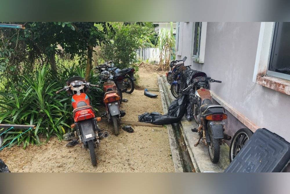 Antara motosikal jenis Yamaha RX-Z yang dirampas selepas didapati tidak mempunyai dokumen sah.