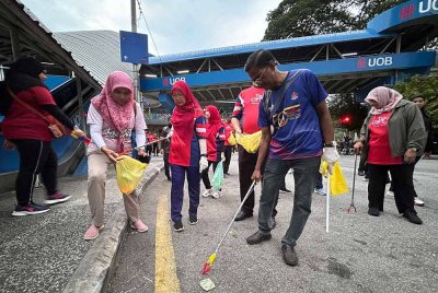 Dr Zaliha (tiga dari kiri) ketika menyertai program Bersih-KAL dan Kempen Sifar Sisa di bandar raya Kuala Lumpur di Masjid Jamek Sultan Abdul Samad - Foto: FB Dr Zaliha