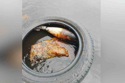 Bom mortar yang ditemukan tersangkut dalam tayar di pantai.
