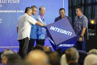 Fadillah (tiga dari kiri) bersama Saifuddin Nasution (dua dari kiri), Amirudin (dua dari kanan), Ketua Setiausaha Kementerian Dalam Negeri Datuk Awang Alik Jeman (kiri) dan Ketua Pengarah AKPS, Datuk Seri Hazani Ghazali (kanan) ketika gimik perasmian Majlis Peluncuran AKPS, di Terminal 1, Lapangan Terbang Antarabangsa Kuala Lumpur hari ini. - Foto Bernama