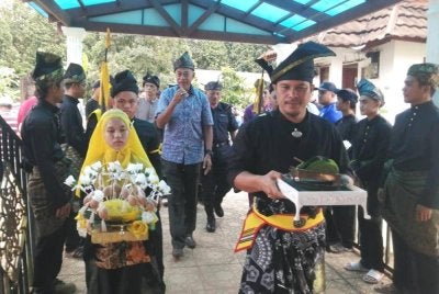 Rosol (tengah) ketika tiba pada Himpunan Tok Dekor di Kampung Buluh Batu Bersurat, di Hulu Terengganu.