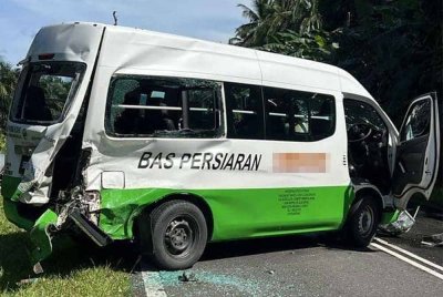 Van yang dinaiki dua pelancong warga China terlibat kemalangan dengan dua lagi kenderaan di Kilometer 38 Jalan Semporna-Tawau.