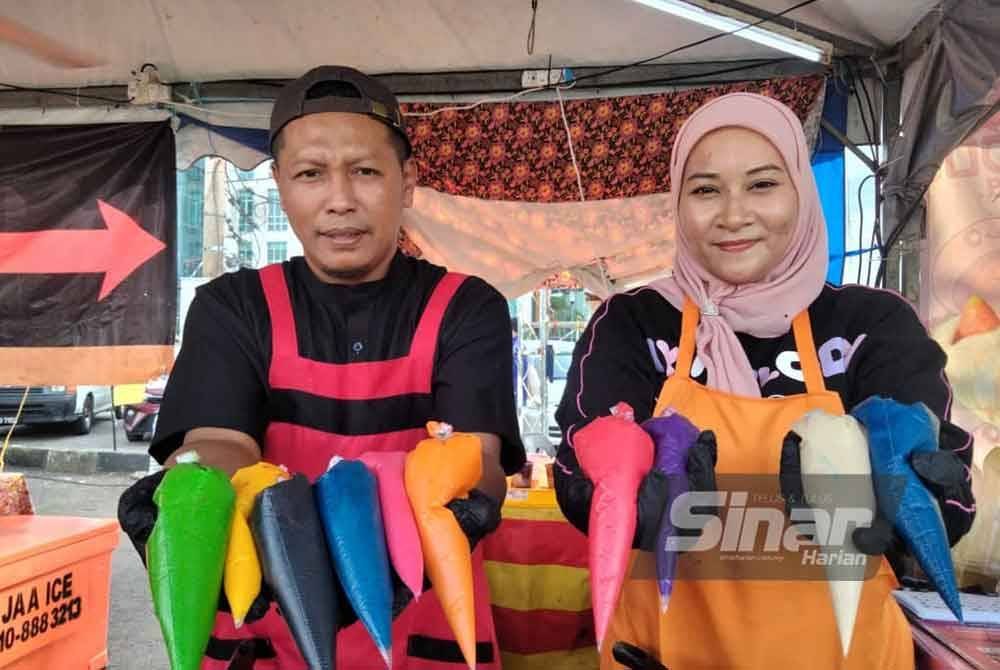 Nor Shahidah dan Mohd Fakhrul Azam menunjukkan campuran warna untuk menghasilkan watak kartun di pankek.