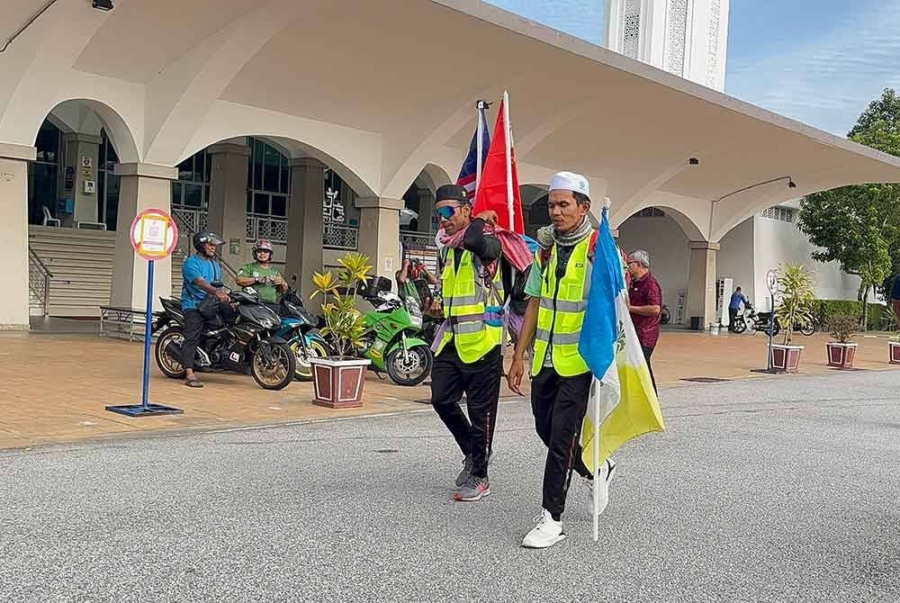 Kedua-dua mereka memulakan misi kembara berjalan kaki ke Tanah Suci Makkah di Masjid Abdullah Fahim pada pagi Isnin.