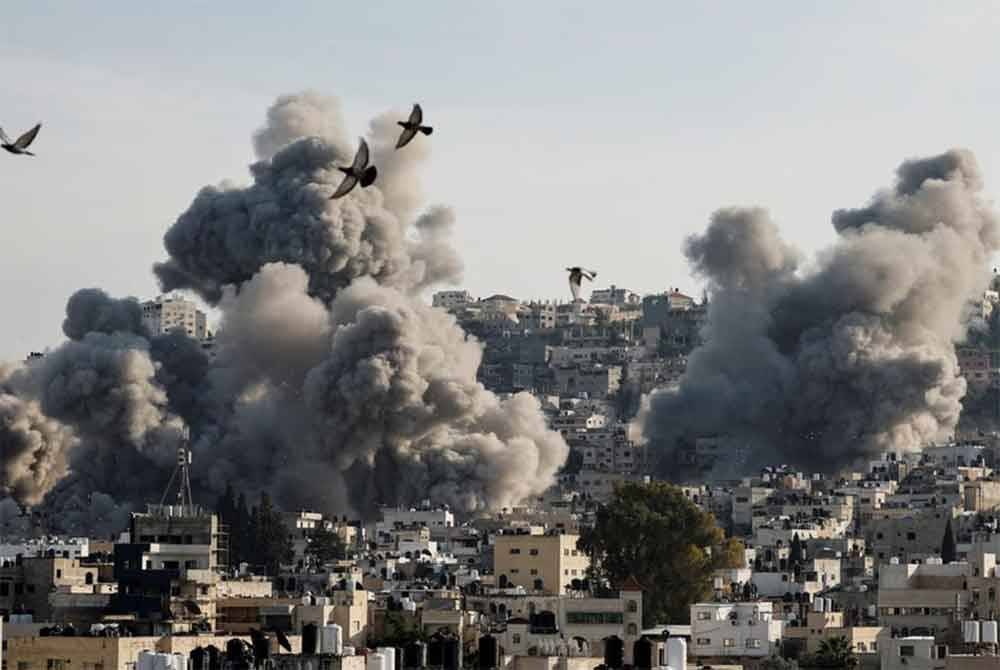 Zionis tanpa perikemanusiaan mengebom sejumlah struktur termasuk kediaman penduduk Palestin di kem pelarian Jenin pada akhir minggu lalu. - Foto Agensi