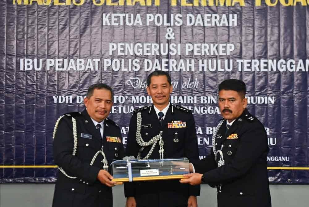 Mohd Khairi (tengah) menyaksikan serah terima tugas antara Sharudin Abdul Wahab (kanan) dan Zainul Mujahidin Mat Yudin (kiri) di perumahan Ibu Pejabat Polis Daerah Hulu Terengganu, Terengganu pada Isnin.