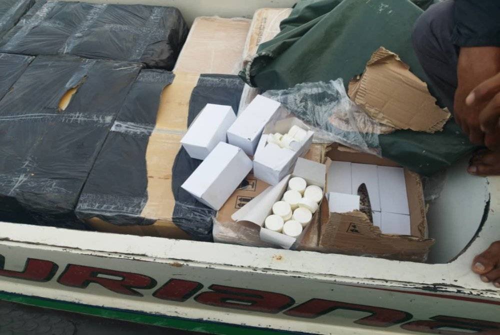 sebanyak 15 kotak berisi barangan kosmetik dan ubat-ubatan ditinggalkan pemiliknya di dalam bot tersebut.