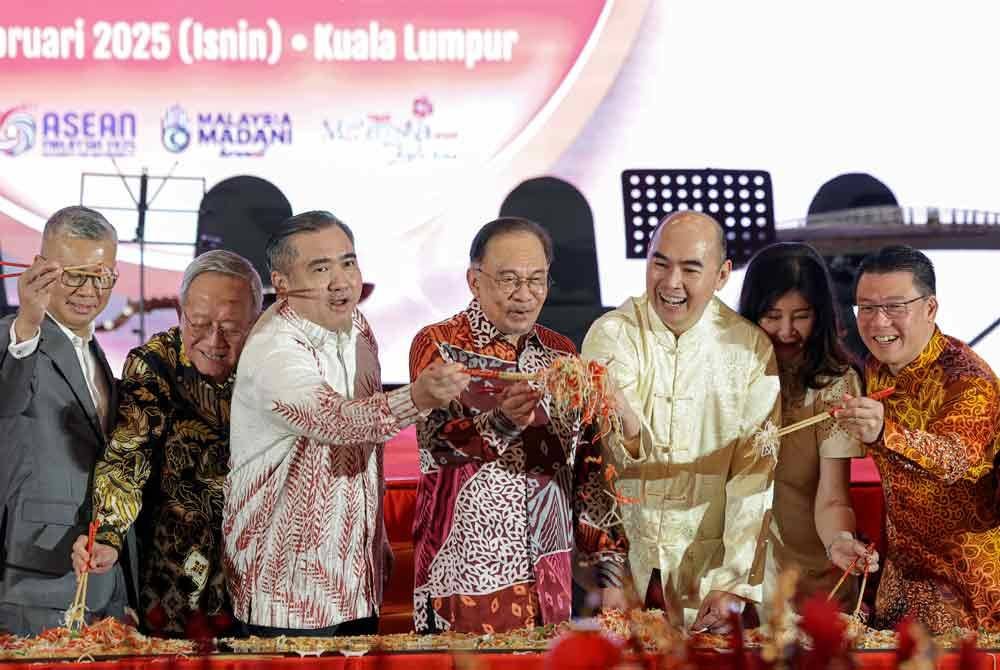 Anwar (tengah), Menteri Pengangkutan, Anthony Loke (tiga dari kiri), Menteri Perumahan dan Kerajaan Tempatan, Nga Kor Ming (dua dari kanan) serta Yih Pyng (empat dari kanan) bersama-sama menggaul Yee Sang pada Sambutan Tahun Baharu Cina 2025 anjuran ACCCIM di sebuah hotel pada Isnin. Foto Bernama