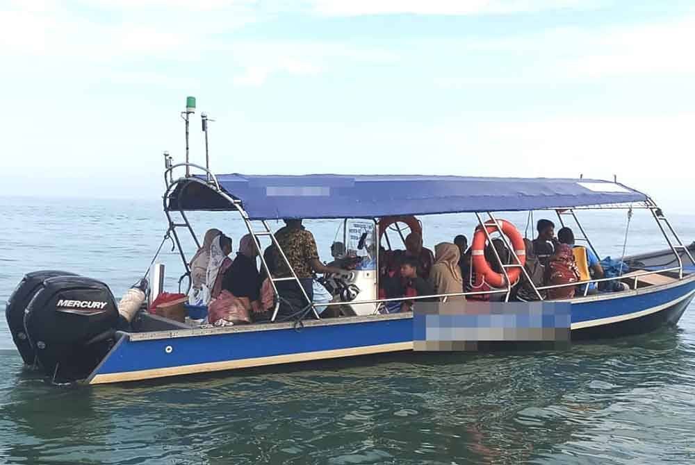 Seramai 20 penumpang termasuk tekong dan pembantu bot tidak memakai jaket keselamatan ditahan dalam Op IMAN pada pagi Ahad.