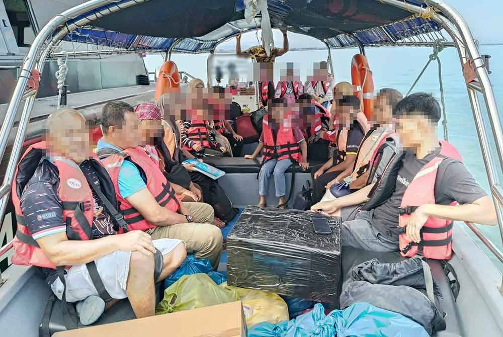 Antara penumpang dan tekong bot ditahan dalam Op IMAN Agensi Penguatkuasaan Maritim Malaysia (APMM) Terengganu pada Ahad.