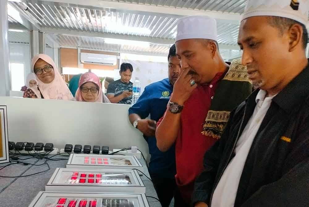 Pengunjung hadir melihat dengan lebih dekat proses penghasilan jam azan digital Madad di Sungai Petani Kedah.