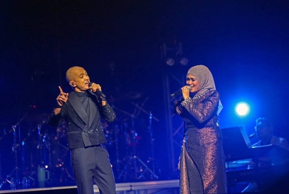 Selain menyanyikan lagu malar segar, Tomok dan Nana turut menyampaikan beberapa lagu Bollywood serta K-Pop.