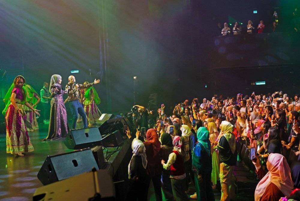Kehebatan kedua-dua penyanyi itu terserlah menerusi persembahan lagu-lagu hit mereka pada konsert yang dihadiri hampir 1,500 peminat dari dalam dan luar negara.