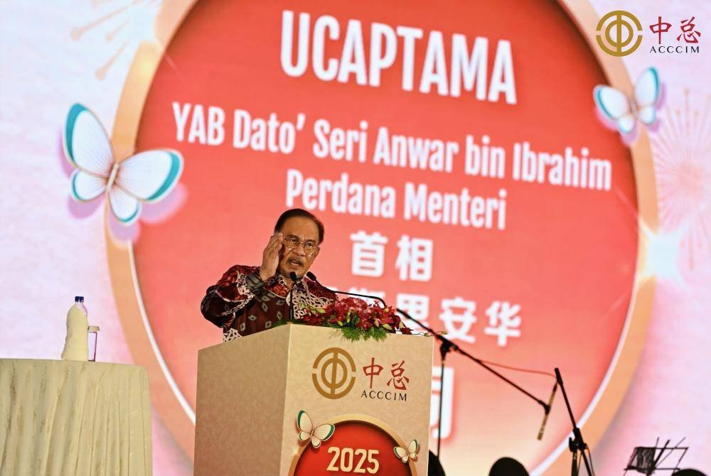 Anwar menyampaikan ucaptama merasmikan Majlis Sambutan Tahun Baharu Cina Gabungan Dewan Perniagaan dan Perindustrian Cina Malaysia (ACCCIM) di sini pada Isnin. - Foto Ihsan ACCCIM