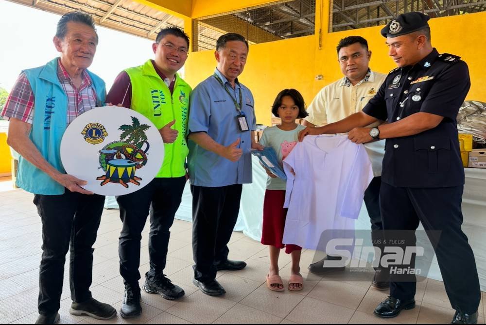 Yeen Ney (tiga dari kanan) menerima uniform sekolah yang disampaikan Ibrahim (kanan). Foto SINAR HARIAN ADILA SHARINNI WAHID