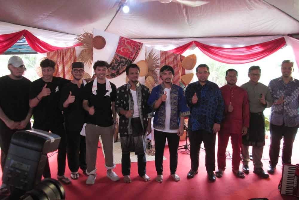 Faizal Tahir (lima dari kiri) selepas membuat persembahan ketika pelancaran album itu di Sungai Pelek, Selangor pada Ahad.