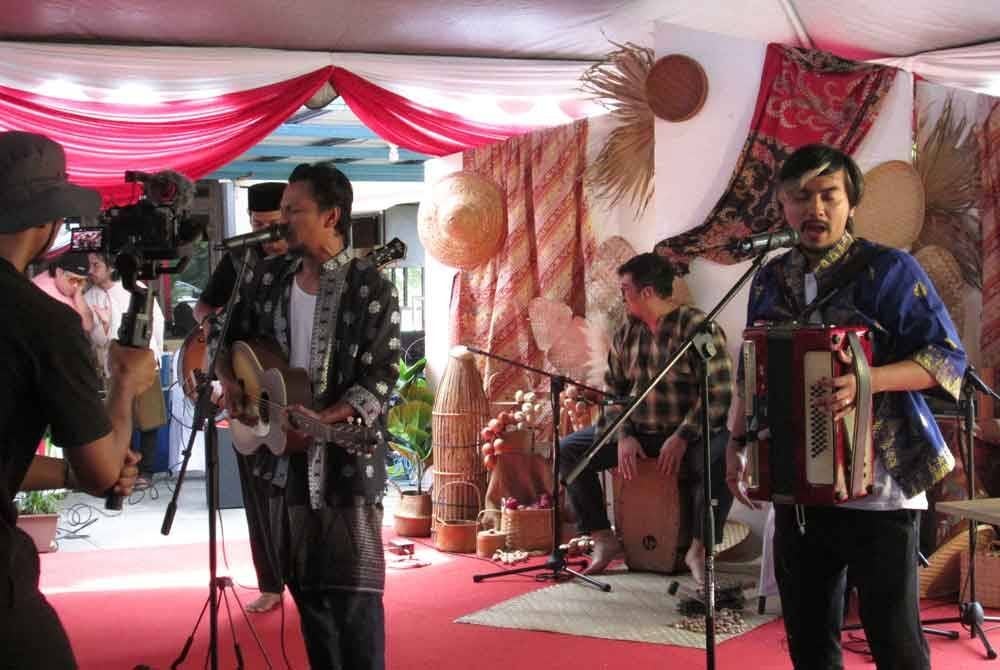 Faizal Tahir menyampaikan lagu Orang Kampung ketika pelancaran album itu di Sungai Pelek, Selangor pada Ahad.