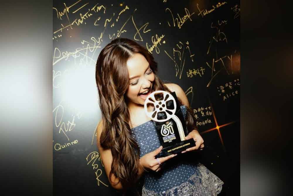 Azira ketika meraikan kemenangannya di APFF61 tahun lalu.