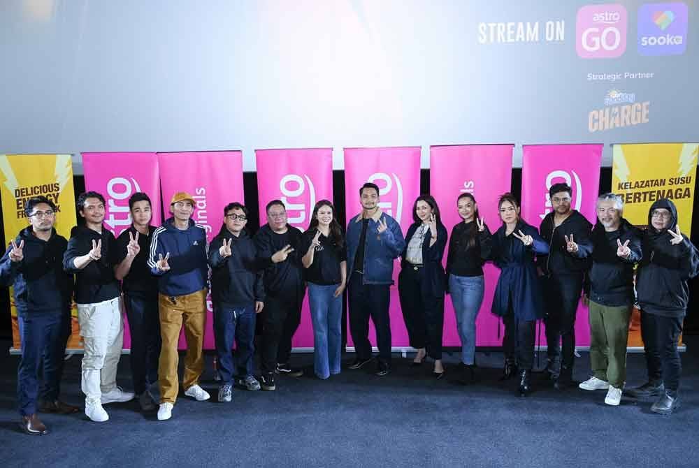 Azira bersama barisan pelakon, pengarah dan penerbit One Cent Thief musim kedua.