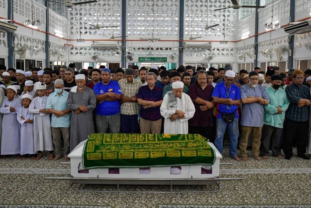 Jenazah Aysar Zahran disolatkan oleh ahli keluarga dan ahli kariah masjid di Masjid Al Muttaqin sebelum dikebumikan di Tanah Perkuburan Islam Batu 16, Dusun Tua hari ini. Foto Bernama
