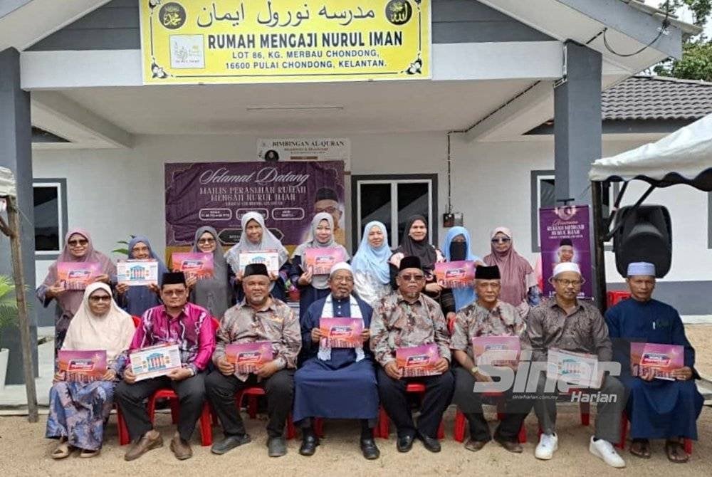 Barisan penggerak Rumah Ngaji Nurul Iman bergambar dengan Adnan yang duduk barisan depan (empat dari kiri).
