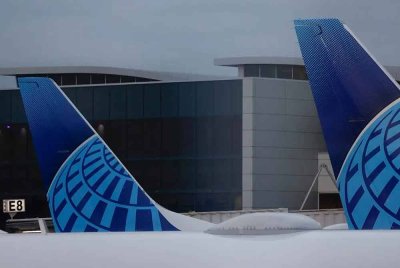 Perjalanan pesawat United Airlines dari Houston ke New York terpaksa dihentikan selepas mengalami masalah enjin sewaktu berlepas.