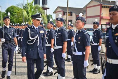 Mohd Khairi memeriksa perbarisan ketika majlis serah terima tugas Ketua Polis Daerah dan Pengerusi Perkep Ibu Pejabat Polis Daerah (IPD) Hulu Terengganu di Kuala Berang, Hulu Terengganu pada Isnin.