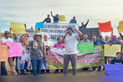 Abdul Rashid (depan, kanan) mengetuai laungan 'hidup pesawah' ketika Program Himpunan Pesawah di Bukit Besar pada Isnin.
