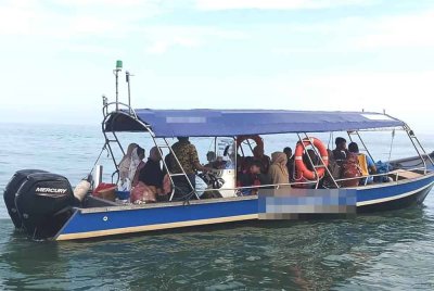 Seramai 20 penumpang termasuk tekong dan pembantu bot tidak memakai jaket keselamatan ditahan dalam Op IMAN pada pagi Ahad.