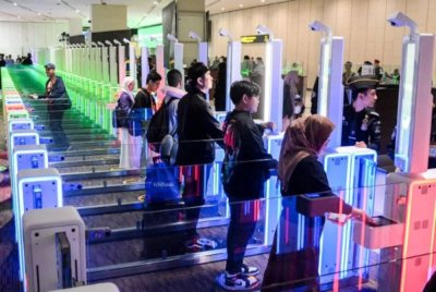 Penumpang kapal terbang mengimbas pasport di pintu masuk automatik pemeriksaan imigresen,Terminal 3 Lapangan Terbang Antarabangsa Soekarno Hatta. Agensi