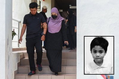 Ibu bapa Zayn Rayyan (gambar kecil) Abdul Matin, Zaim Ikhwan Zahari (kiri) bersama Ismanira Abdul Manaf (kanan) ketika tiba di Mahkamah Petaling Jaya hari ini. - Foto Bernama 
