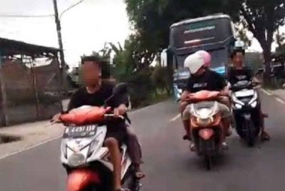 Ketika kejadian, AM,16, membonceng motosikal bersama mangsa MS,6,bagaimanapun AM dikatakan hilang tumpuan dan melanggar sebatang tiang telekomunikasi di tepi jalan. Foto Agensi