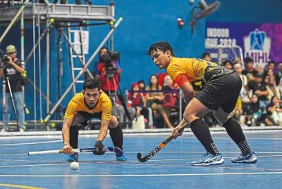 Skuad hoki dalam dewan lelaki negara dikalahkan Jerman 12-4 pada aksi pertama peringkat Kumpulan B di Porec, Croatia pada Isnin.