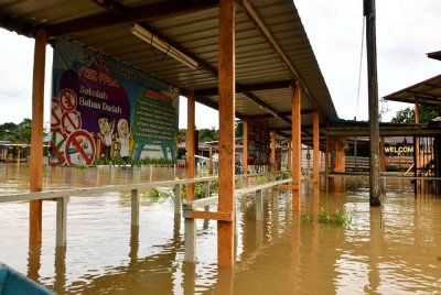 Sekolah Kebangsaan Nanga Penyarai yang ditenggelami air ketika tinjauan kelmarin.- Foto: Bernama
