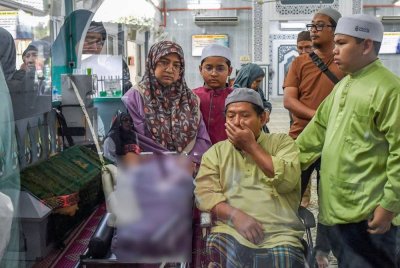 Ahli keluarga, saudara-mara, sahabat handai menziarahi jenazah Aysar Zahran yang maut dalam kemalangan di Jalan Hulu Langat-Ampang, dibawa ke Masjid Al Muttaqin untuk disolatkan hari ini. Foto Bernama