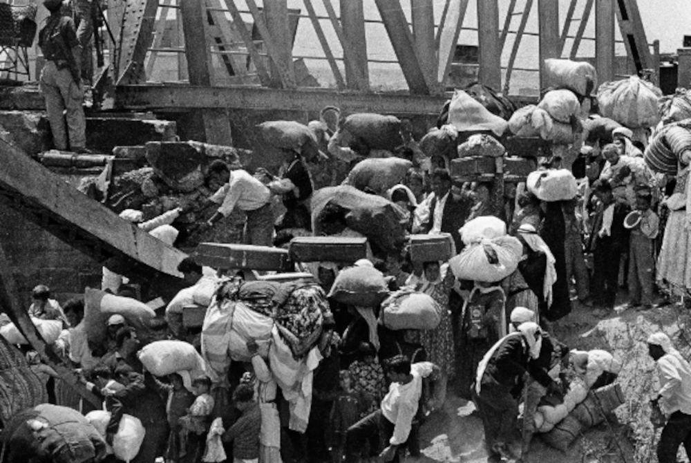 Pelarian Palestin menyeberangi Jambatan Allenby dari kawasan diduduki Israel di Jordan pada Jun 1967. Foto Agensi 