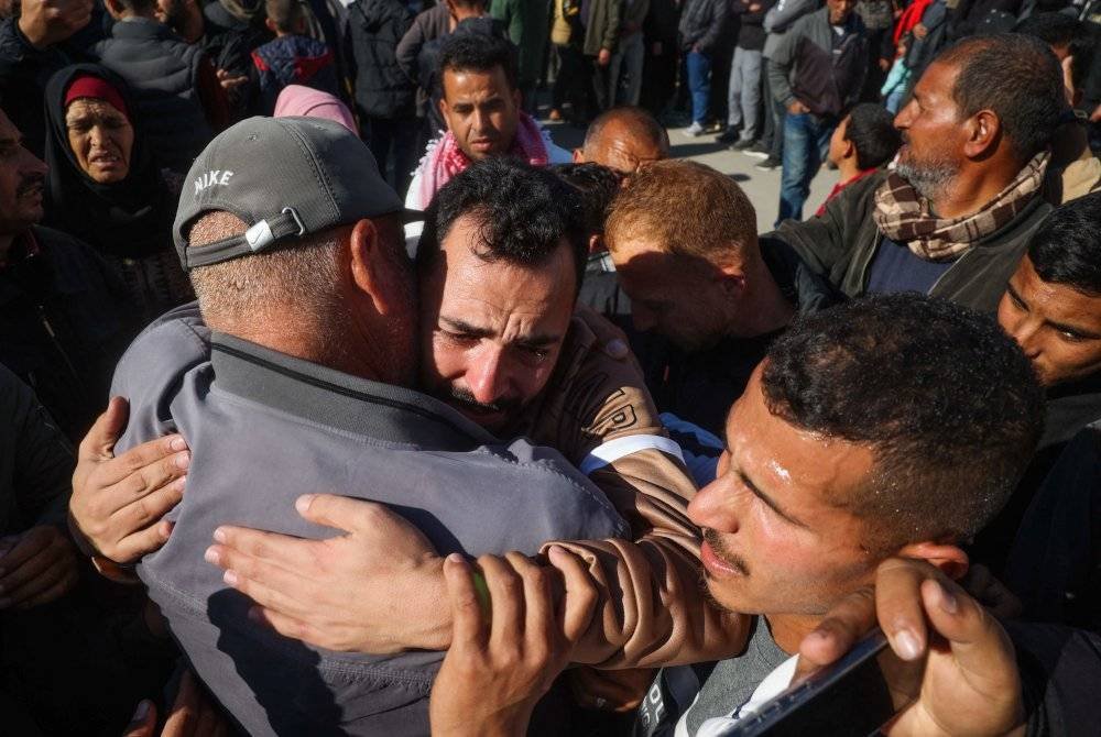 Warga Palestin yang dipenjarakan oleh Israel disambut oleh keluarga dan rakan-rakan mereka setibanya di Hospital Eropah di Khan Yunis untuk pemeriksaan kesihatan pada 1 Februari lalu selepas dibebaskan dalam pertukaran tebusan-banduan. - Foto: AFP