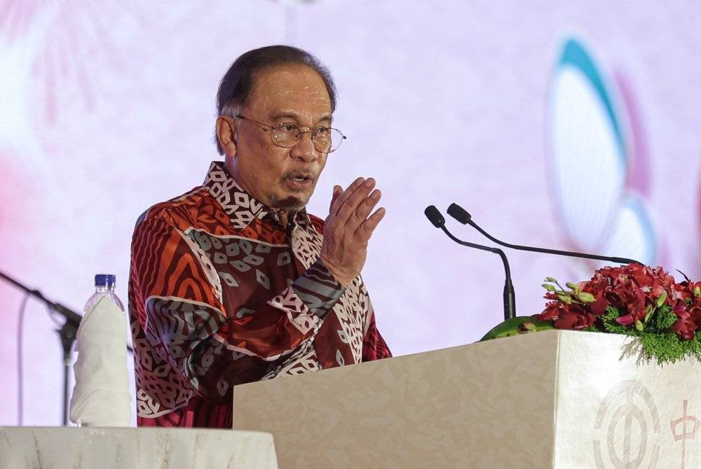 Anwar menyampaikan ucapan pada Majlis Sambutan Tahun Baharu Cina 2025 anjuran Gabungan Dewan Perniagaan dan Perindustrian Cina Malaysia (ACCCIM) di sebuah hotel pada Isnin. Foto Bernama