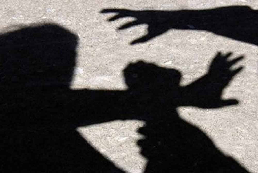 Sebaik memasuki apartmen, situasi berubah apabila Arman menunjukkan sisi sebenarnya dengan bertindak agresif selain mengaku dahagakan belaian. Gambar hiasan