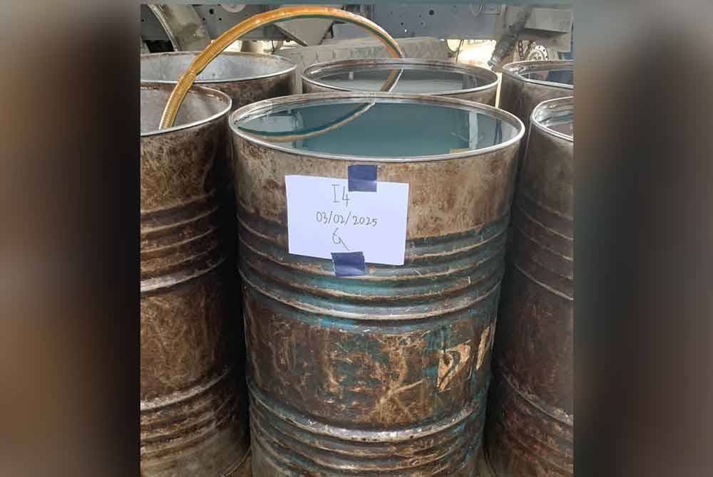 Diesel yang berjaya dirampas dalam serbuan di Kampung Bantayan, Inanam, Kota Kinabalu.