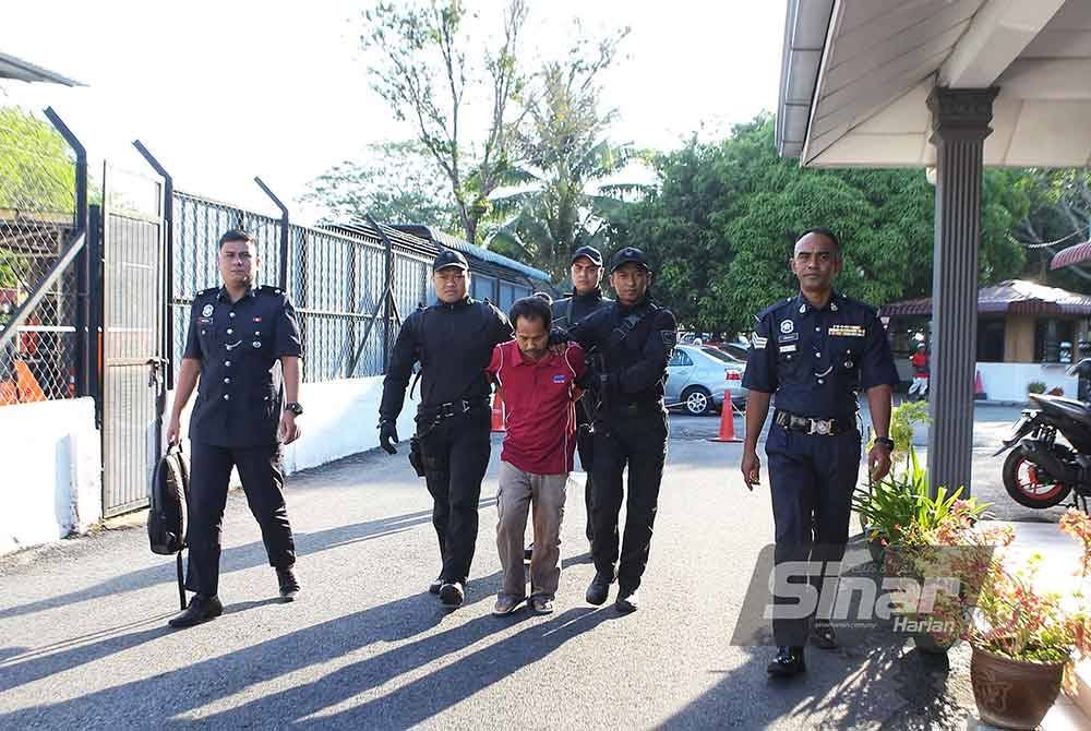 Tertuduh diiringi polis ketika tiba di Mahkamah Majistret Kuala Nerang pada Selasa.