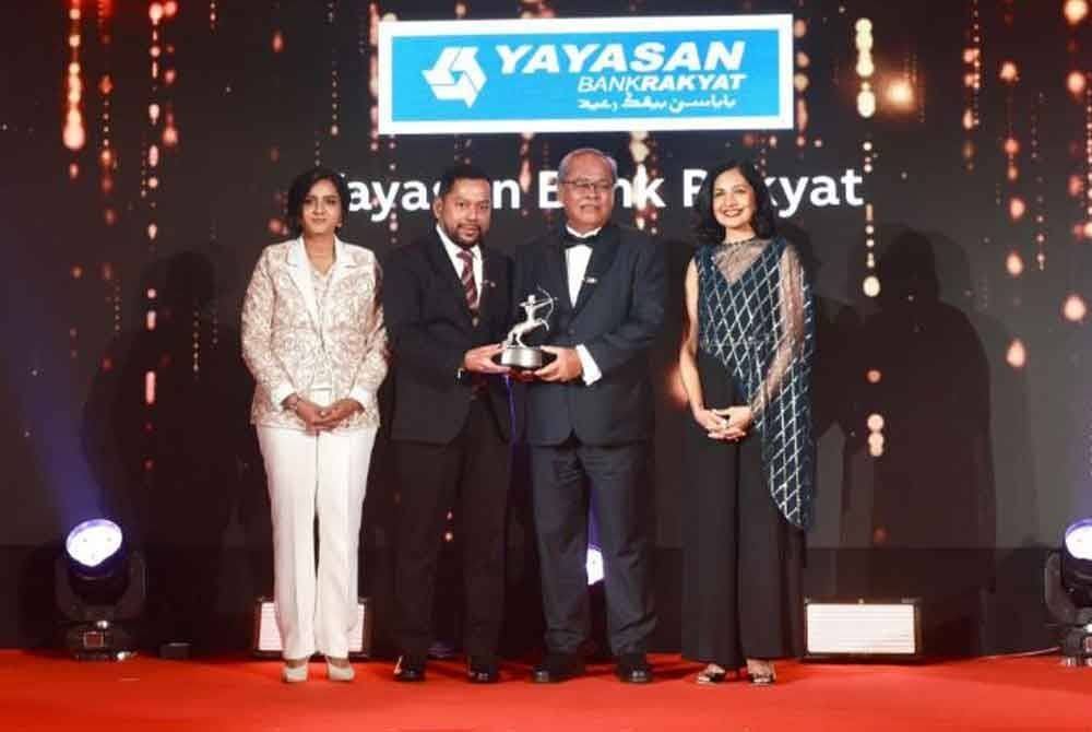 Syaiful Rizal (dua dari kiri) menerima Anugerah ACES Award di Bangkok, Thailand pada tahun lalu.