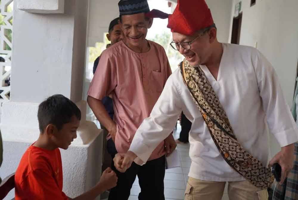 Razali (kanan) beramah mesra dengan pengunjung selepas Mesyuarat Perbincangan Terengganu International Paramotor Challenge 2025 di Kuala Terengganu pada Selasa.