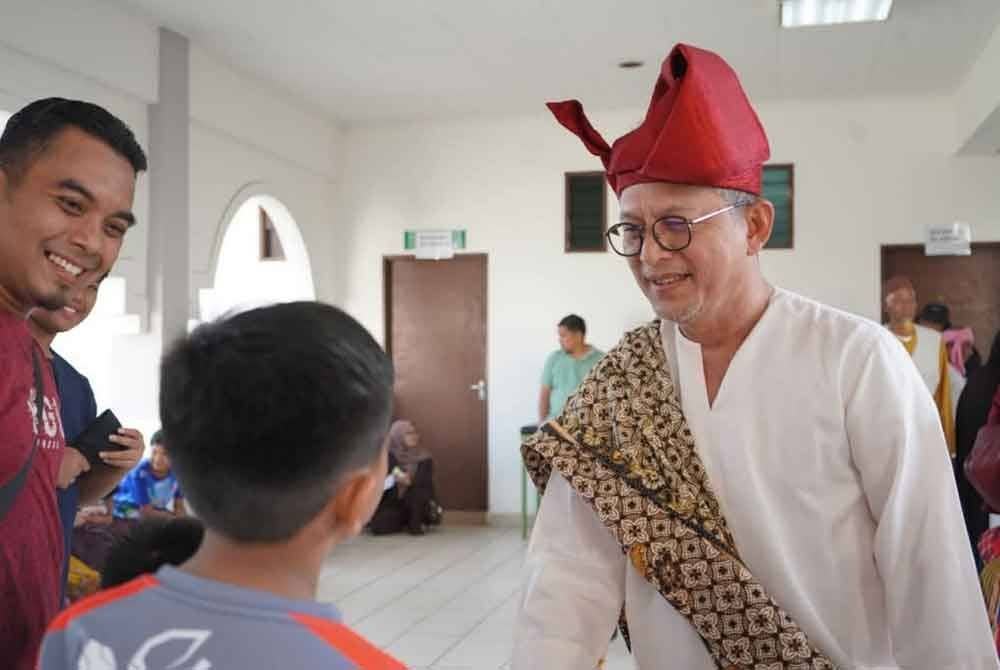 Razali (kanan) beramah mesra dengan pengunjung selepas Mesyuarat Perbincangan Terengganu International Paramotor Challenge 2025 di Kuala Terengganu pada Selasa.