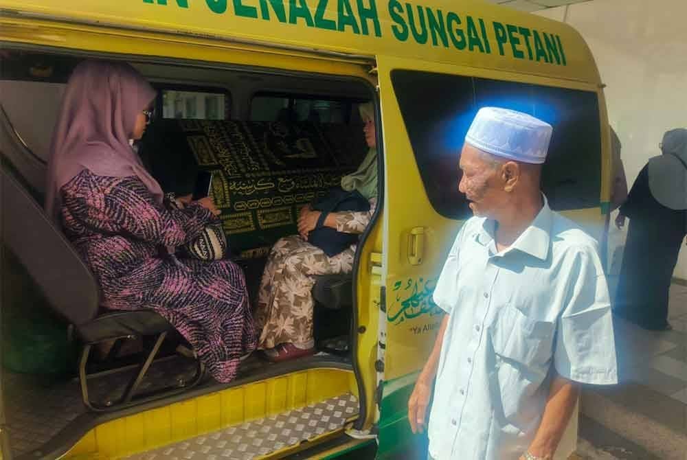 Mohd Zaini (kanan) mengiringi jenazah anaknya untuk dibawa pulang sebelum dikebumikan di di Tanah Perkuburan Masjid As Salam, Jalan Kuala Kedah selepas Zuhur pada Selasa.