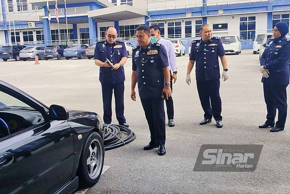 Mohd Zaidi menunjukkan kereta curi yang diguna tiga individu yang ditahan kes curi kabel di daerah Pekan, baru-baru ini. FOTO SINAR HARIAN